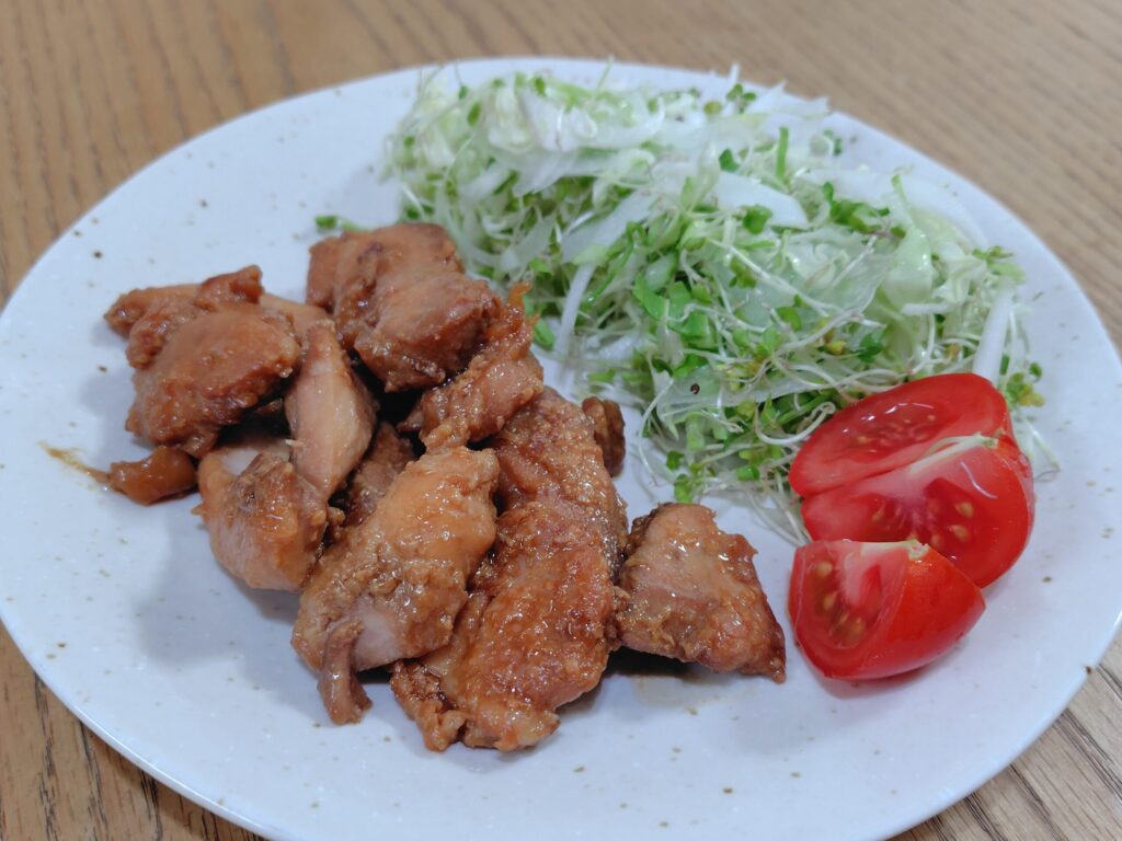 皿に盛り付けた「国産米でつくった醤油麹」を使って作った鶏肉