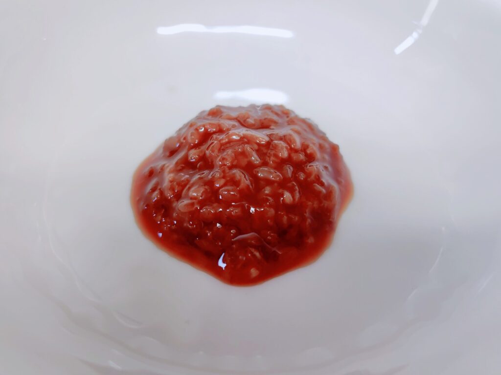 皿に乗せた「国産米でつくった醤油麹」
