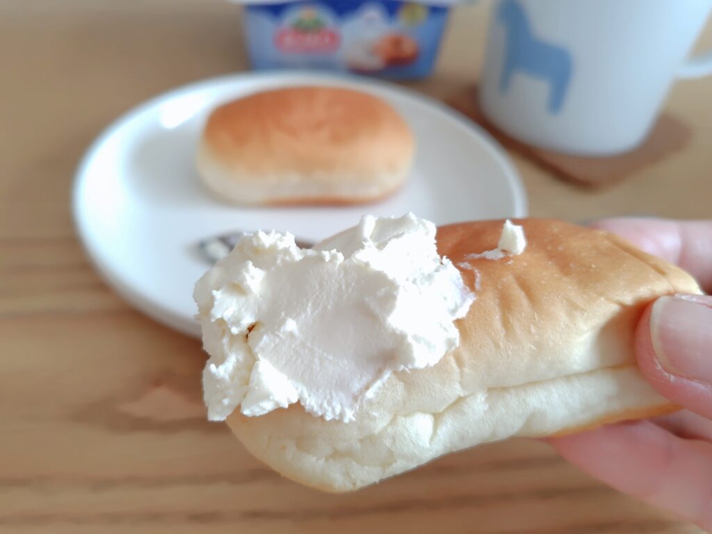 ロールパンに塗ったBUKOクリームチーズ