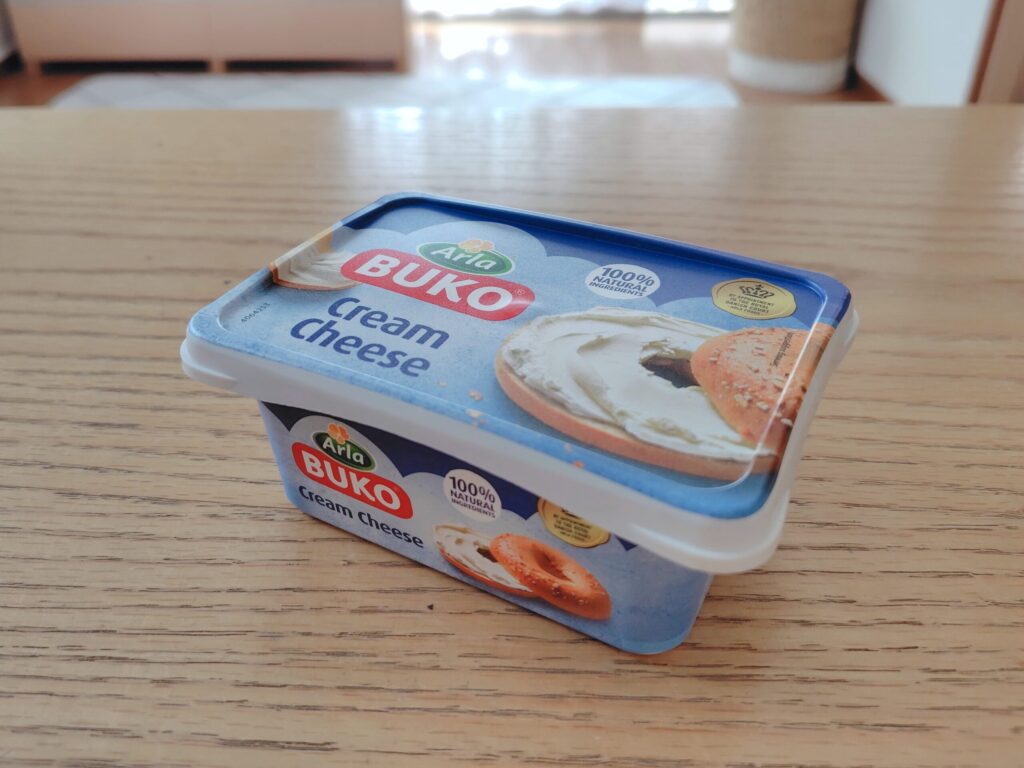 テーブルに置かれたBUKOクリームチーズ