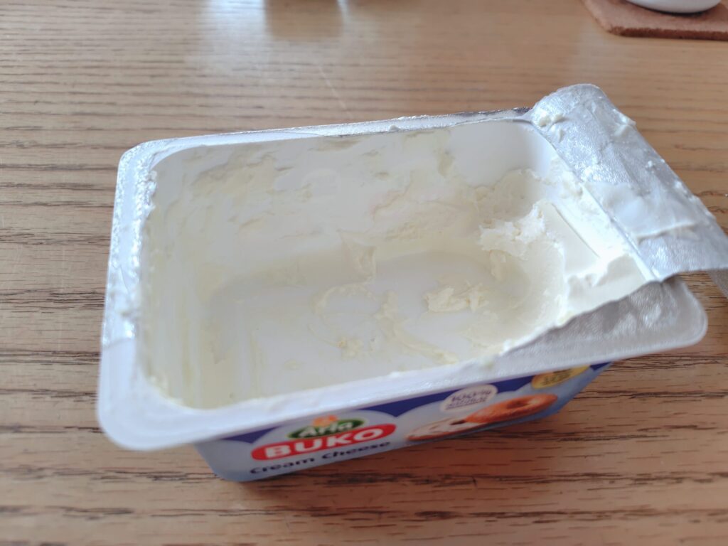 ほとんど空になったBUKOクリームチーズ