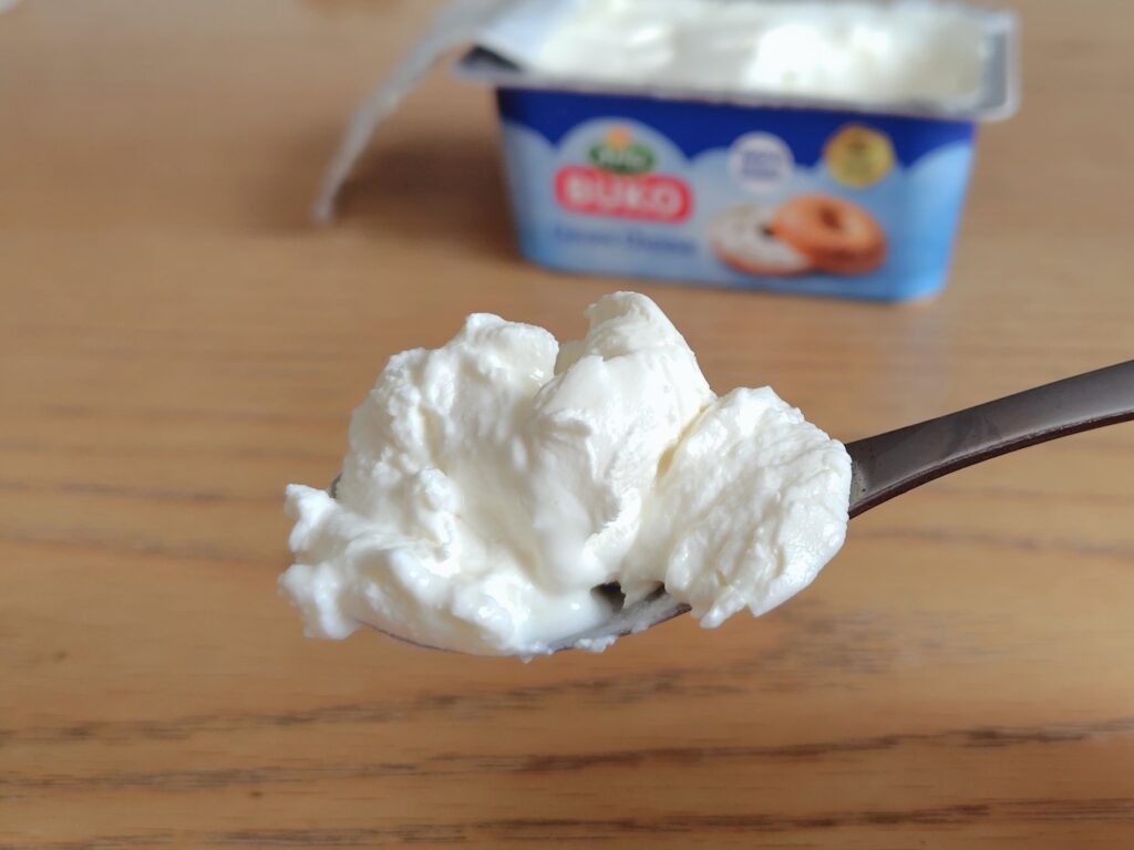 スプーンですくったBUKOのクリームチーズ