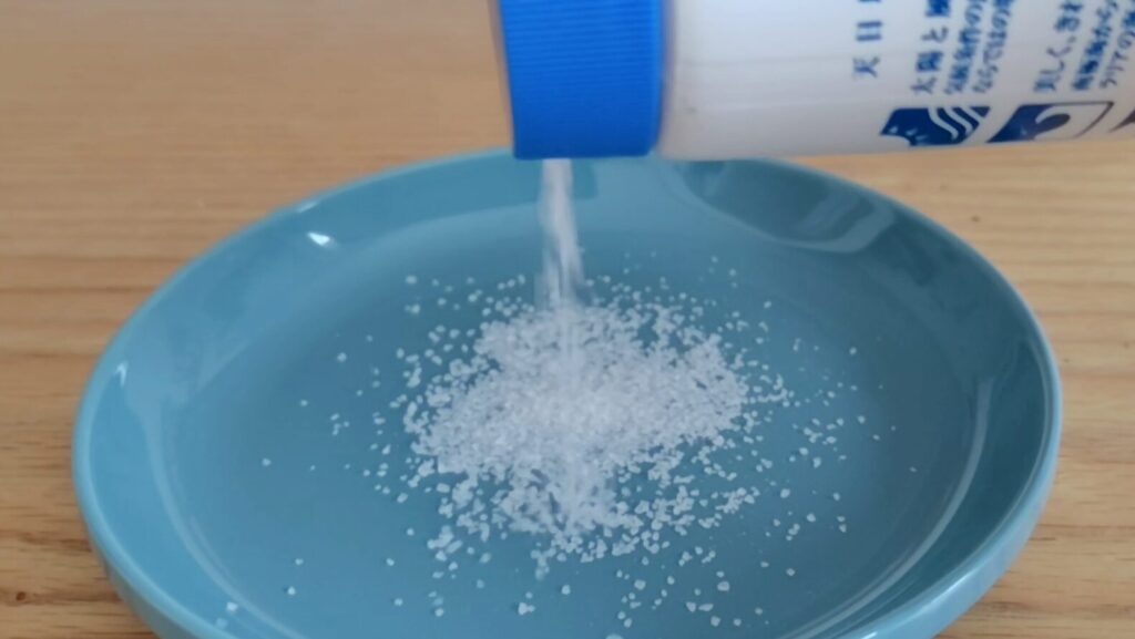 皿に注いでる南の極み天日塩