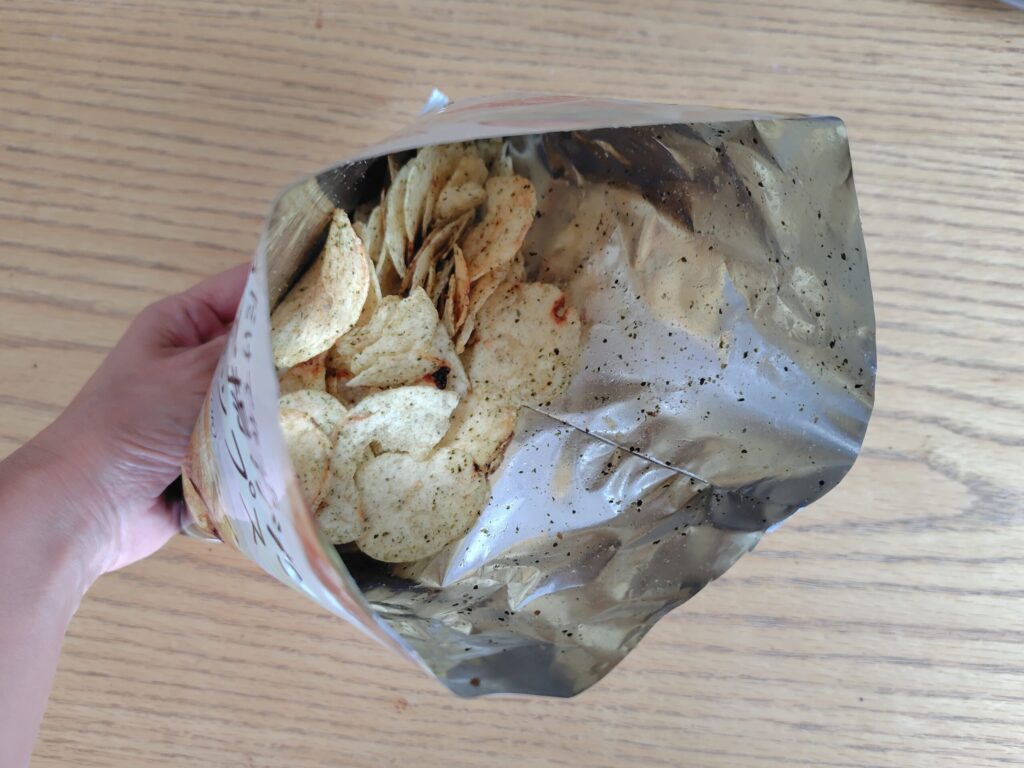 袋を開けたこめ油で揚げたポテトチップス