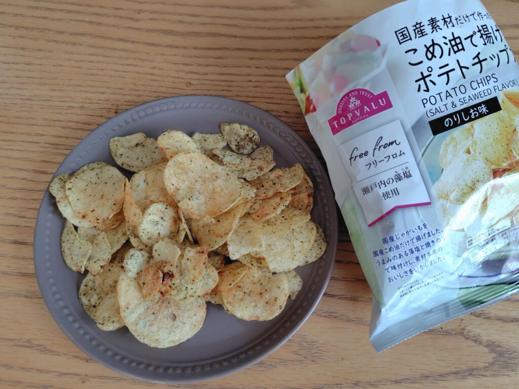 お皿に全量盛ったこめ油で揚げたポテトチップス