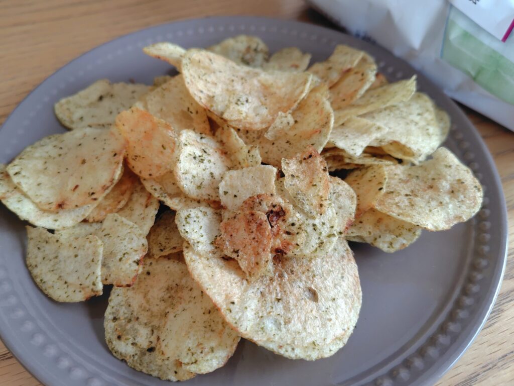 お皿に盛ったこめ油で揚げたポテトチップス