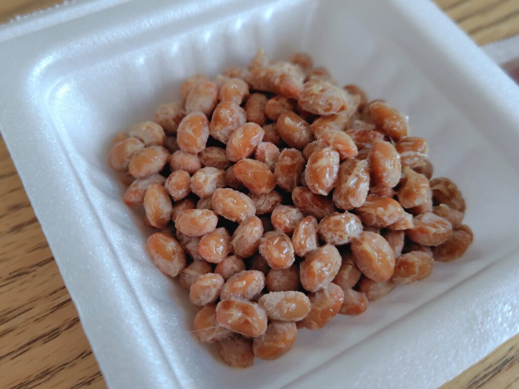 フタを開けたあづま食品国産小粒納豆
