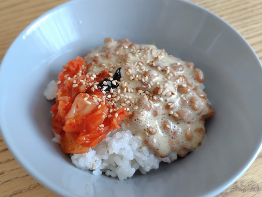 キムチを添えてご飯に乗せた国産小粒納豆