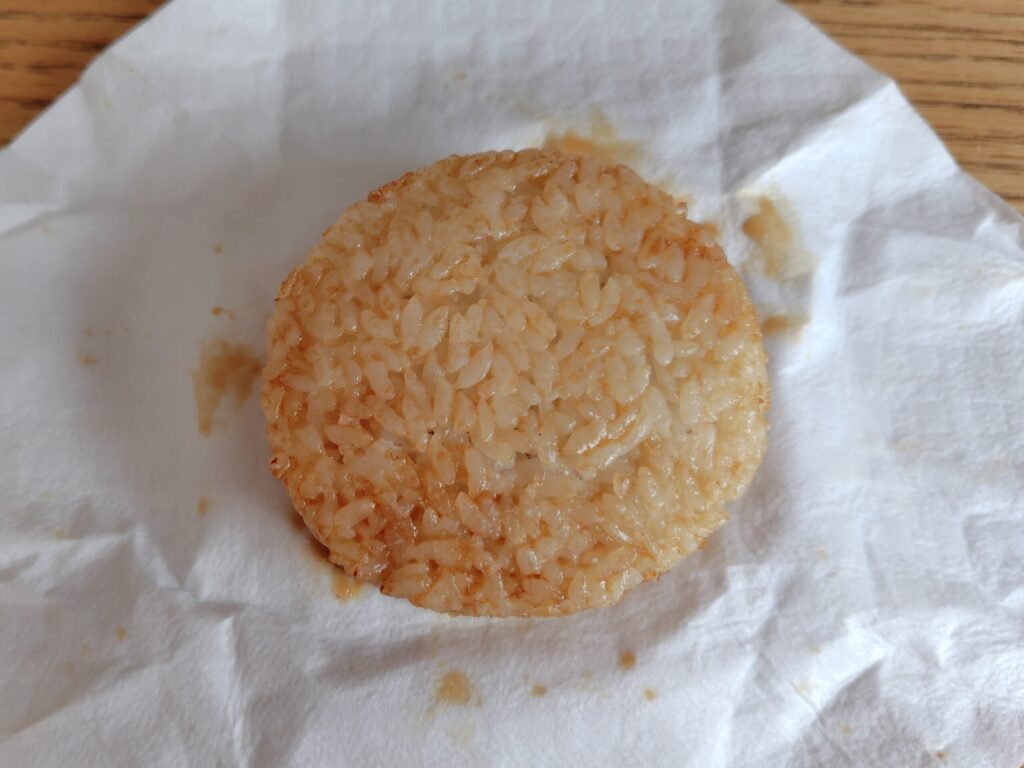 包みを開けた「豚生姜焼きライスバーガー」