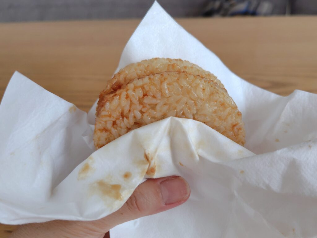 手で持った「豚生姜焼きライスバーガー」