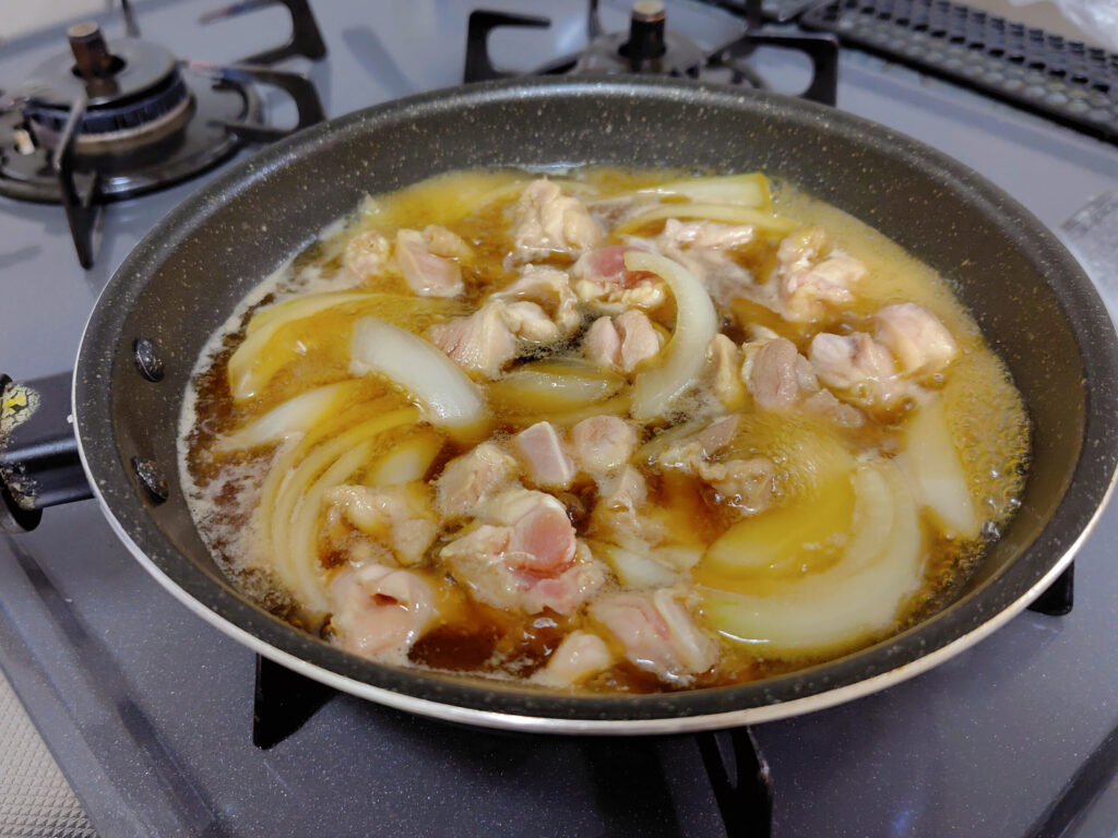 調理中の親子丼