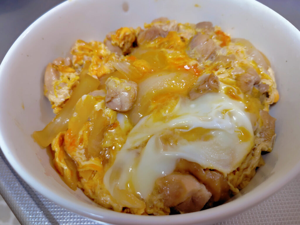 お皿に盛り付けられた親子丼