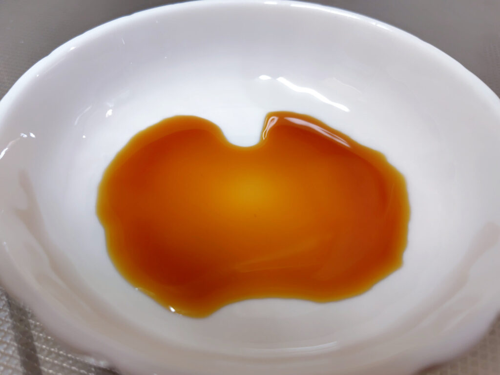 お皿に注いだ本膳つゆ