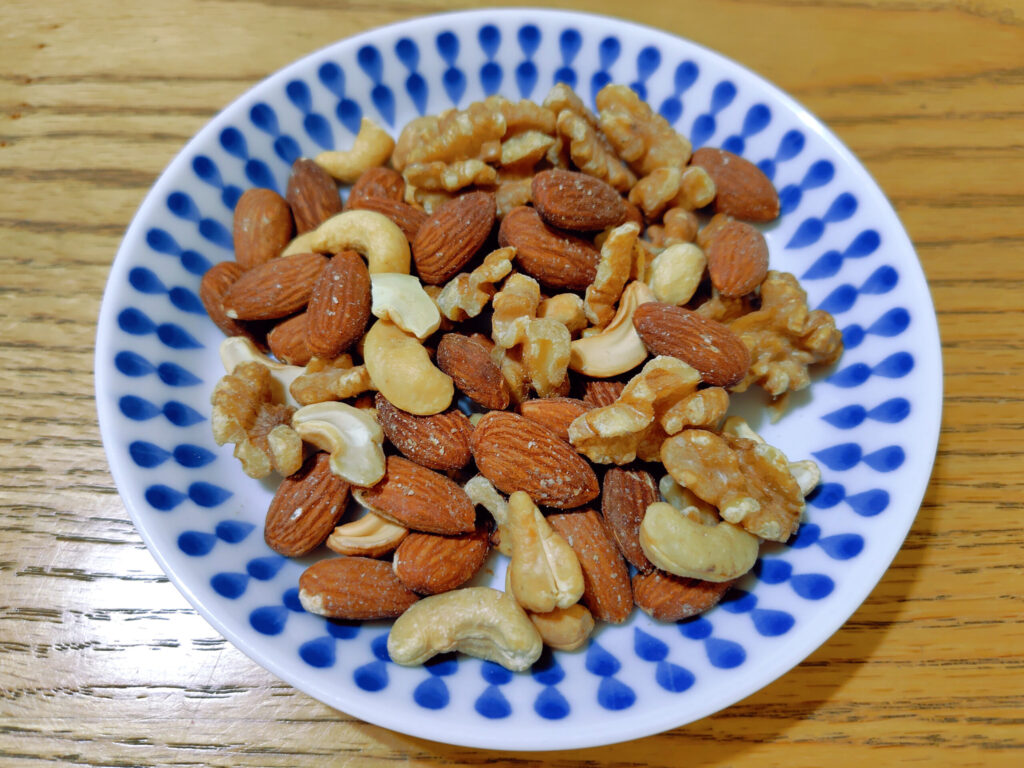 お皿に全量乗せた「素焼き3種のミックスナッツ」