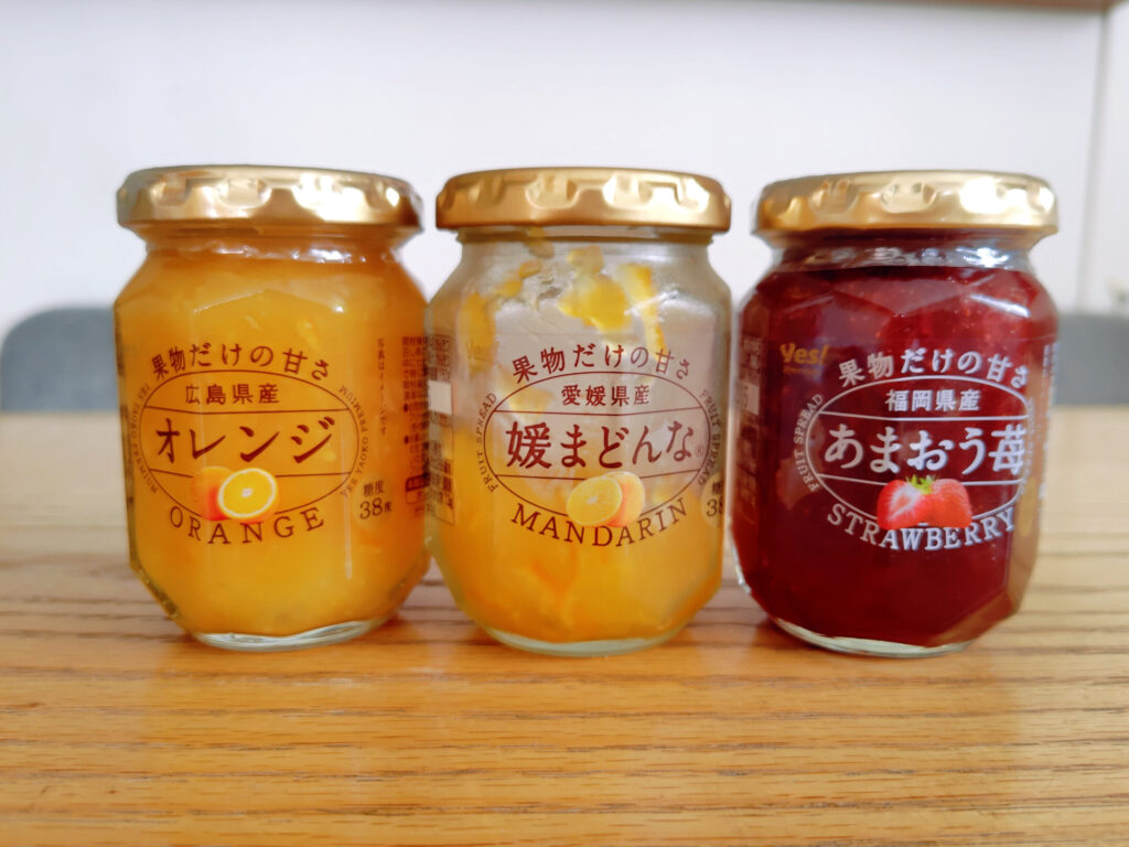 テーブルに並んだ「果物だけの甘さ」のオレンジ、媛まどんな、あまおう苺