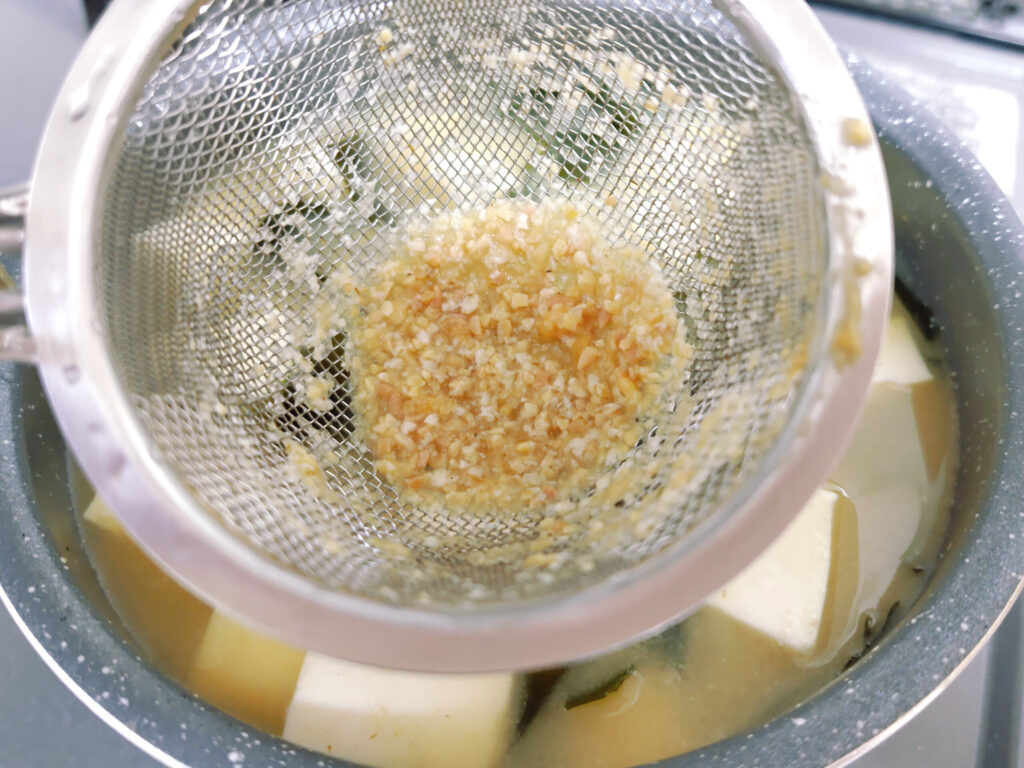 味噌こしに残った麹の粒