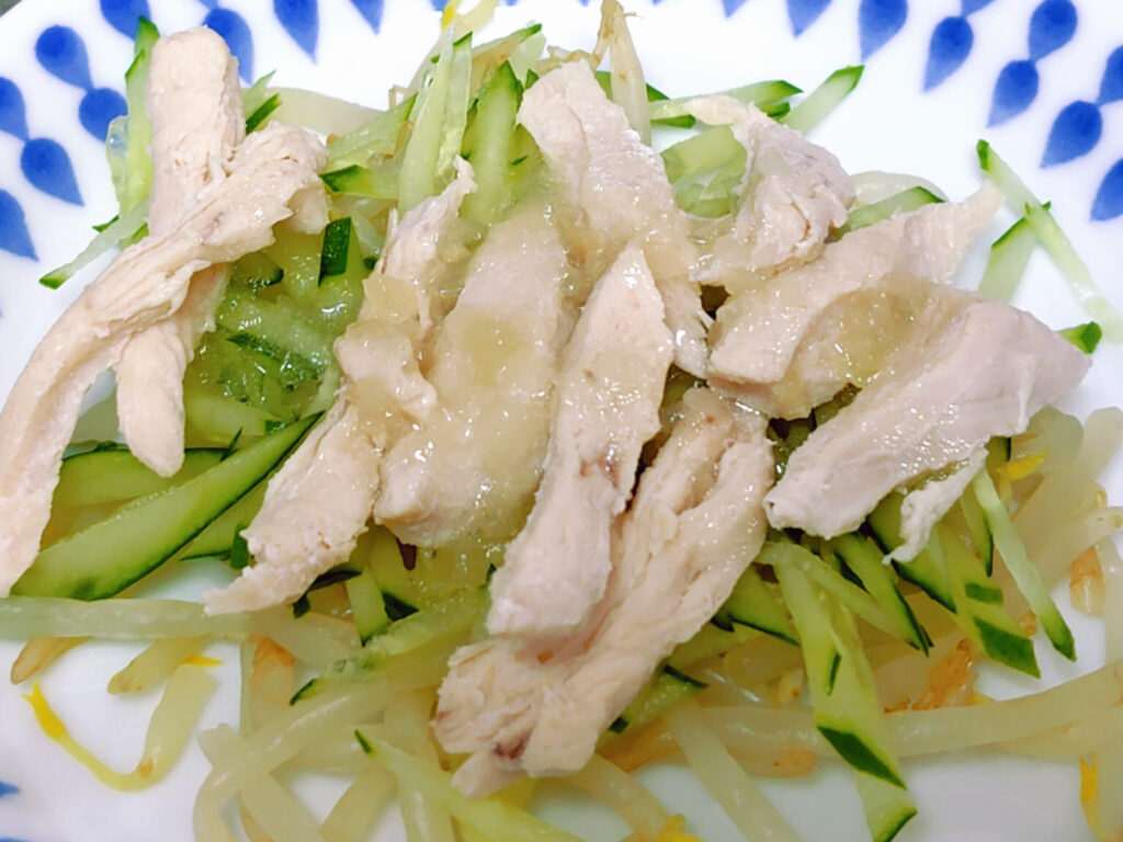 野菜と蒸し鶏にかけたプレミアムフレンチ