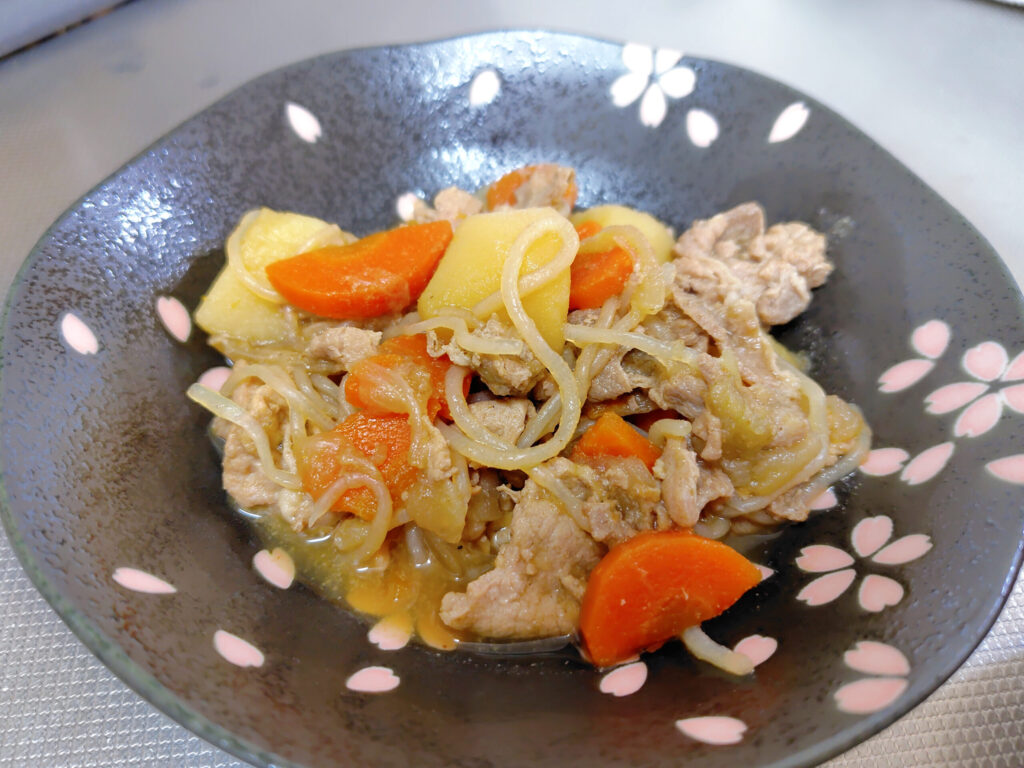 お皿に盛り付けた肉じゃが