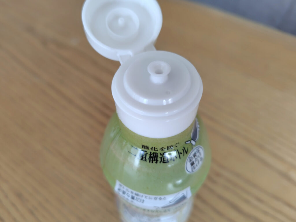 フタを開けたボトル