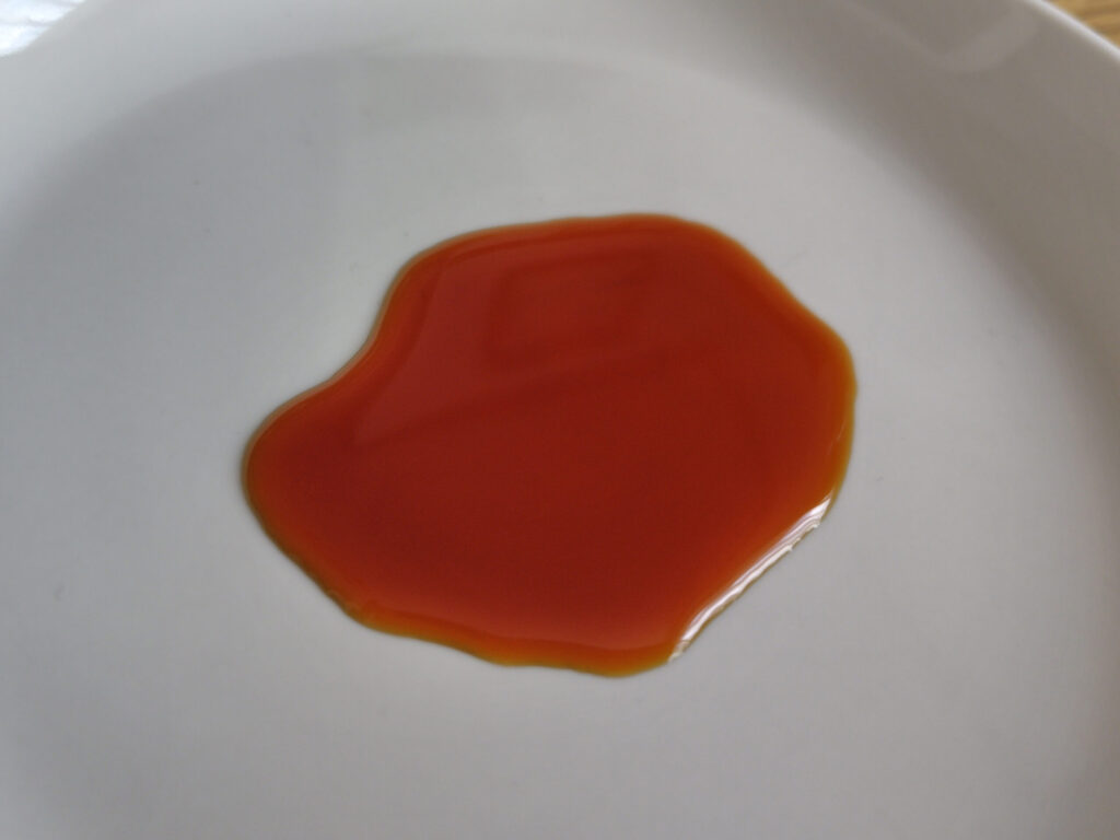 お皿に出したオーガニック丸大豆醤油