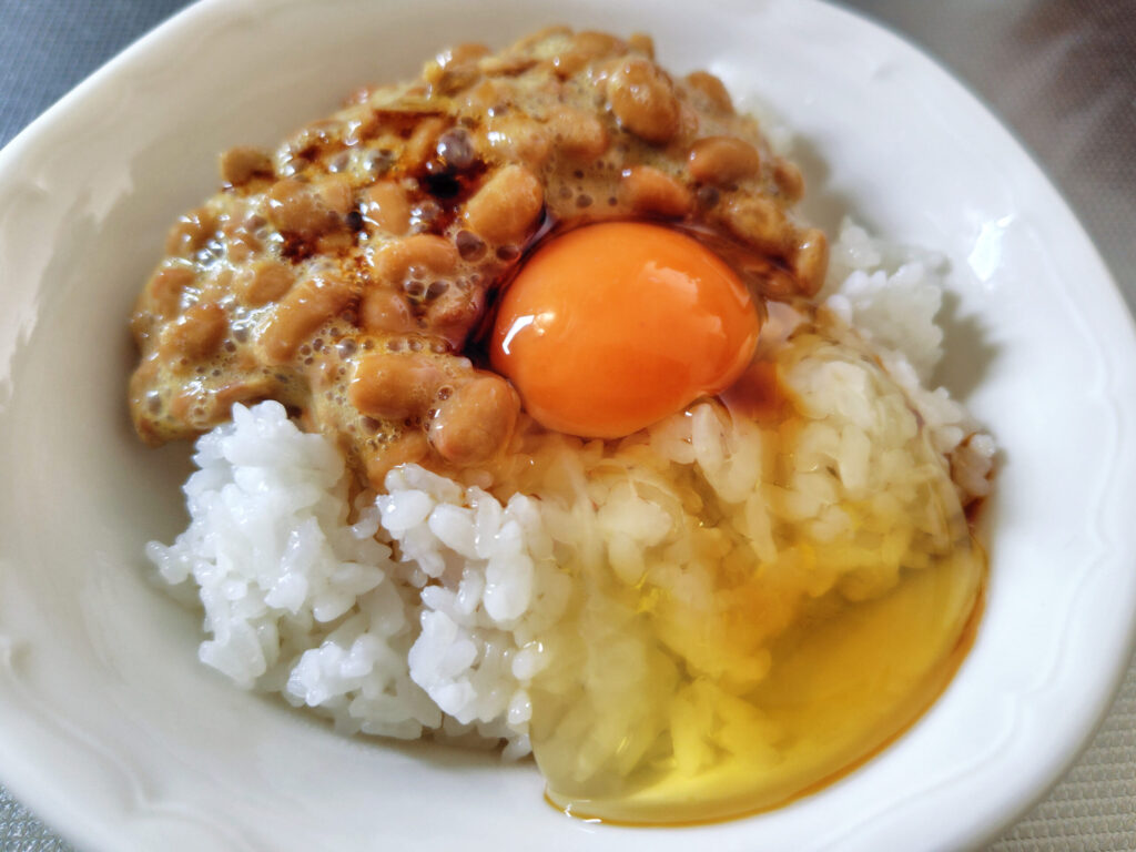 イオン オーガニック丸大豆醤油をかけた、納豆卵かけご飯