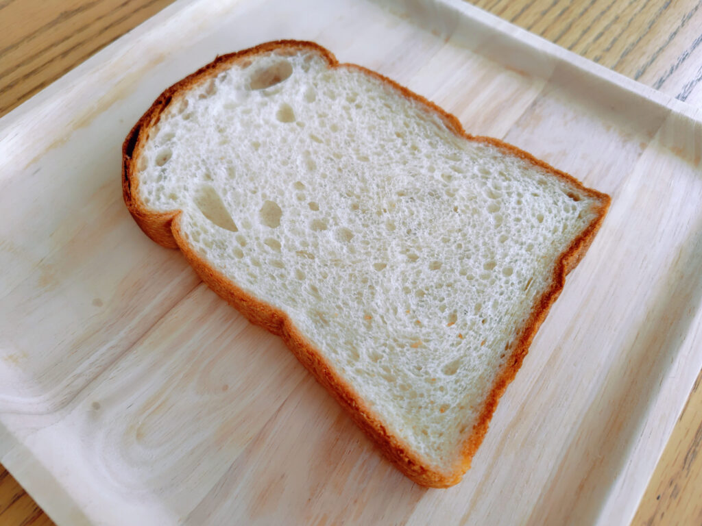 お皿に乗せた超熟 国産小麦