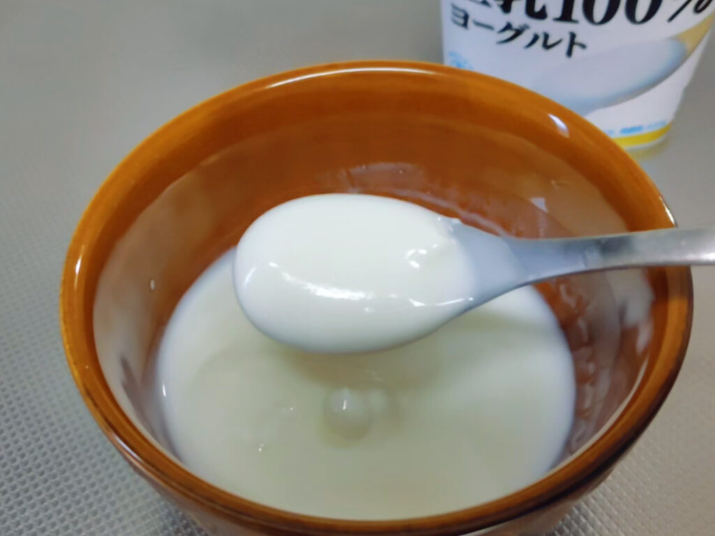 スプーンですくった小岩井「生乳100%ヨーグルト」