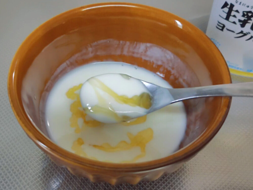はちみつをかけた小岩井「生乳100%ヨーグルト」