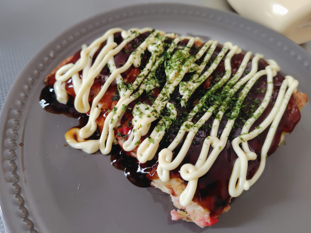 お皿に乗せたお好み焼き