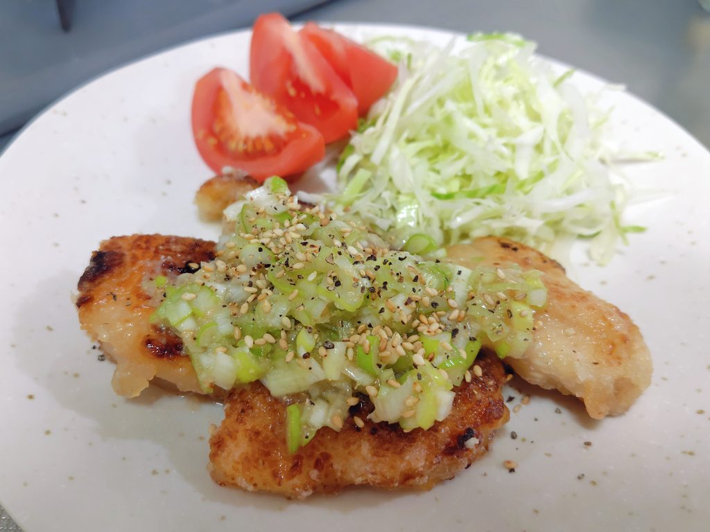 お皿に盛ったネギ塩だれのチキン