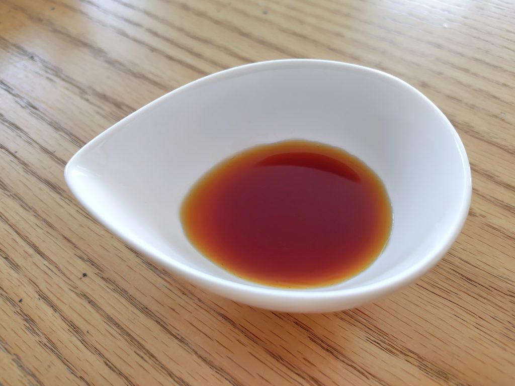 お皿に注いだオーガニックめんつゆ