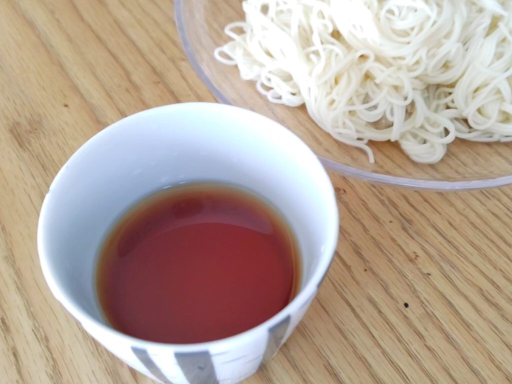 テーブルの上のオーガニックめんつゆと素麺