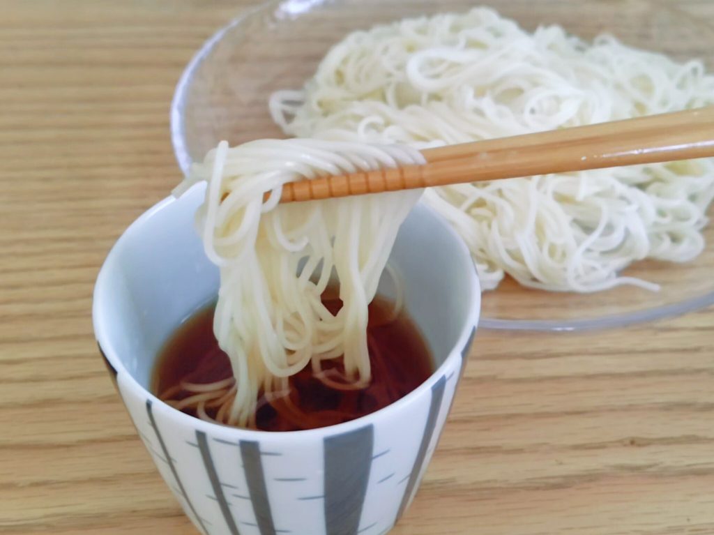 オーガニックめんつゆにつけたそうめん