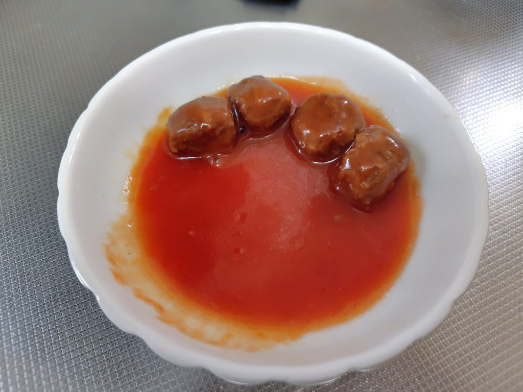 お皿に4つ残ったミートボールとソース