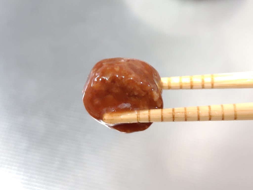 箸でつまんだミートボール