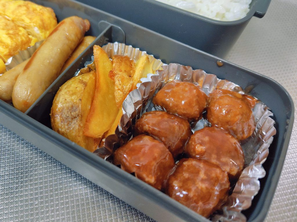 お弁当に詰められたミートボール