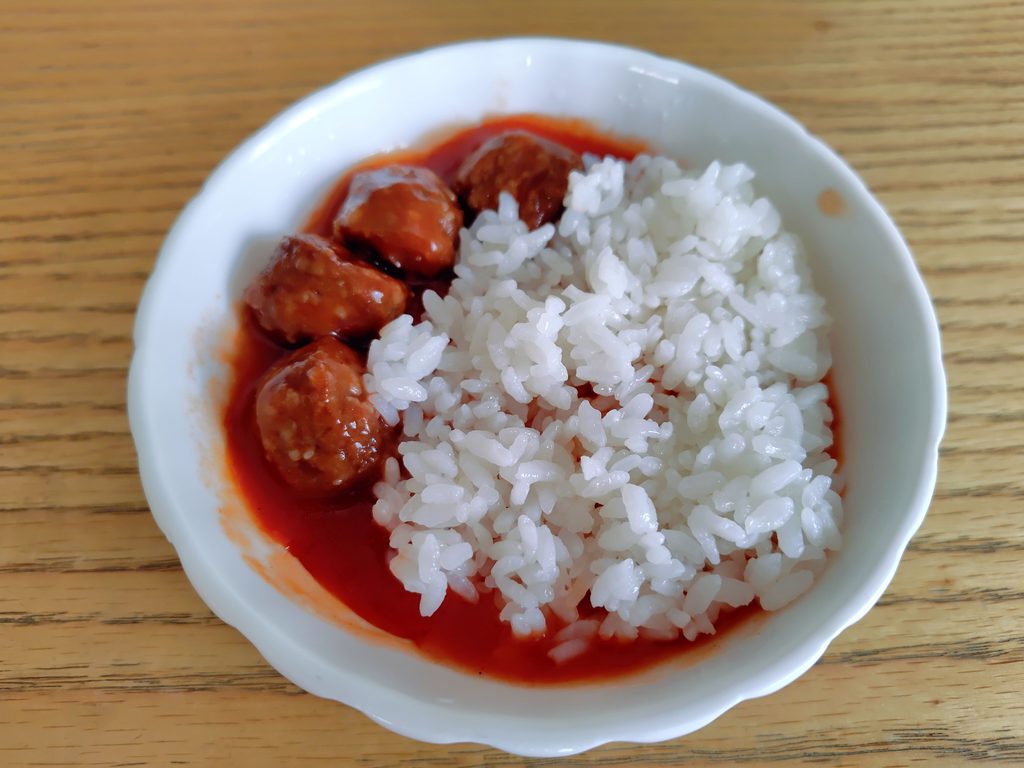 残ったミートボールに乗せたご飯
