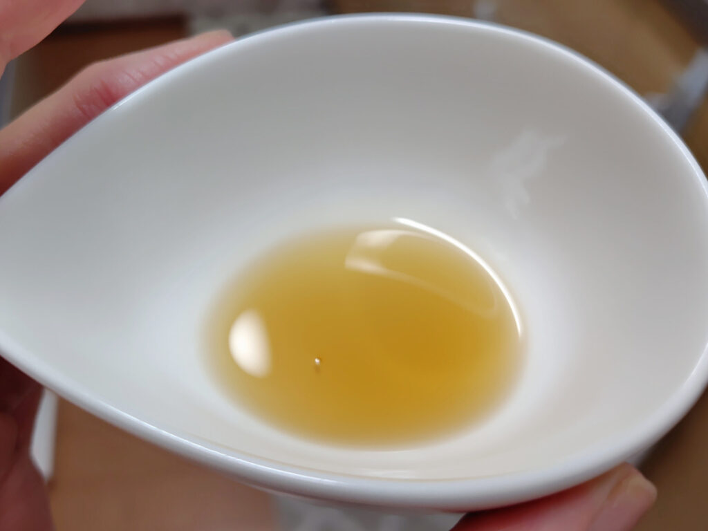 お皿に注いだマルホン 圧搾純正ごま油
