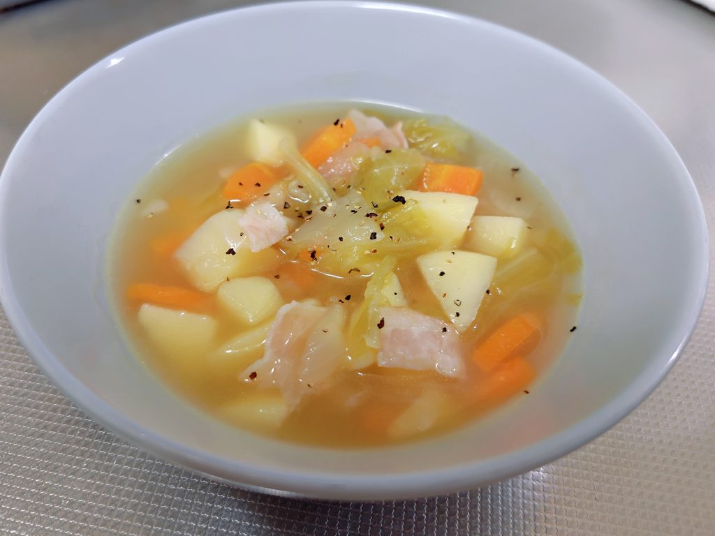 お皿に入れた野菜スープ