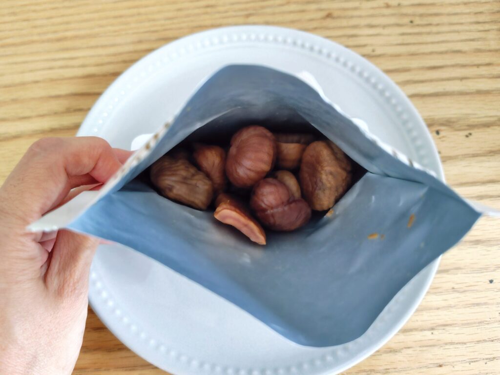 袋を開けた有機むき栗