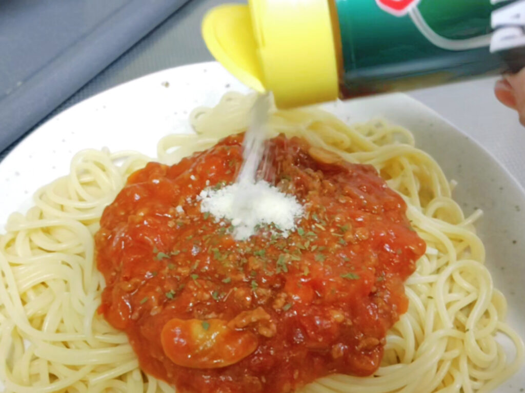 ミートソースにクラフト100%パルメザンチーズをふりかける