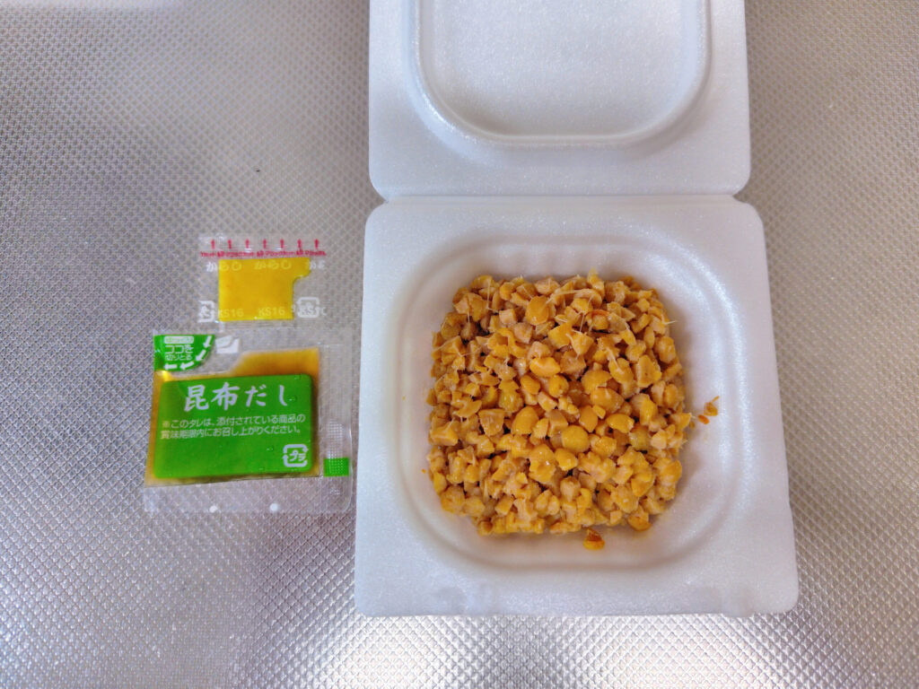 蓋を開いたタカノフーズ おかめ納豆 旨味ひきわり