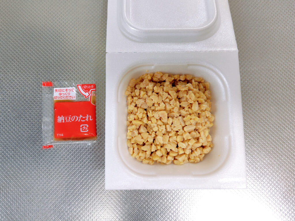 蓋を開けたミツカン 金のつぶ 国産ひきわり